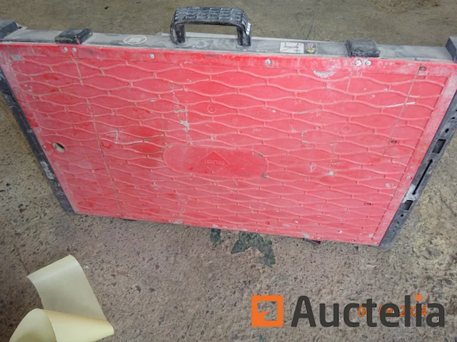 1 kleine opvouwbare tafel - afbeelding 1 van  2