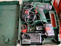 1 koffer met boormachine met 1 accu's en 1 lader - merk: bosch en 1 lege koffer bosch - afbeelding 1 van  3