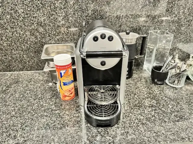 1 koffiemachine nespresso 9737 + melkschuimer - afbeelding 1 van  6