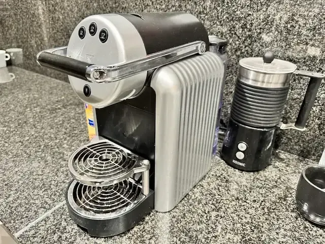 1 koffiemachine nespresso 9737 + melkschuimer - afbeelding 2 van  6