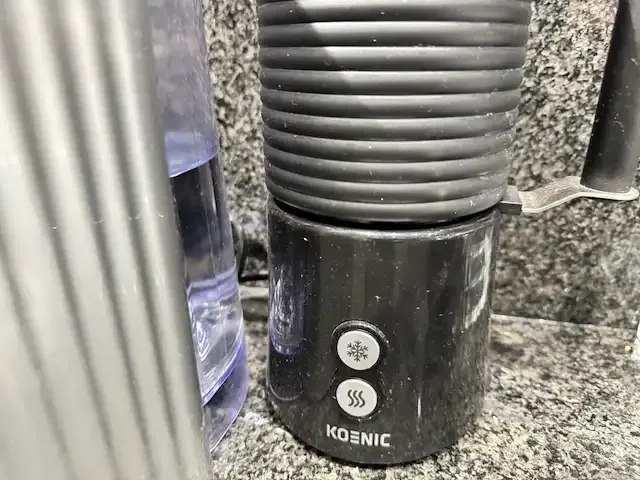 1 koffiemachine nespresso 9737 + melkschuimer - afbeelding 3 van  6