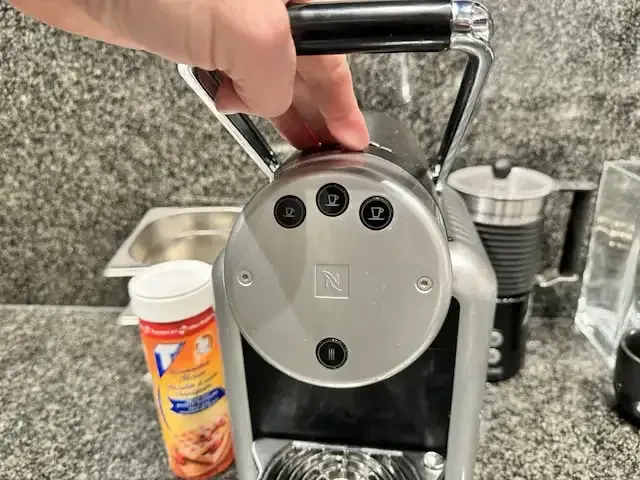 1 koffiemachine nespresso 9737 + melkschuimer - afbeelding 4 van  6