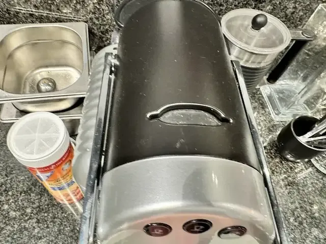 1 koffiemachine nespresso 9737 + melkschuimer - afbeelding 5 van  6