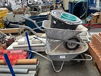 1 kruiwagen, 1 mengkuip, 3 emmers