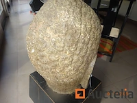 1 kunstwerk waarvan stenen boeddhahoofd op houten voet, +/- 200kg - hoofdhoogte 70cm, totale hoogte 1m10