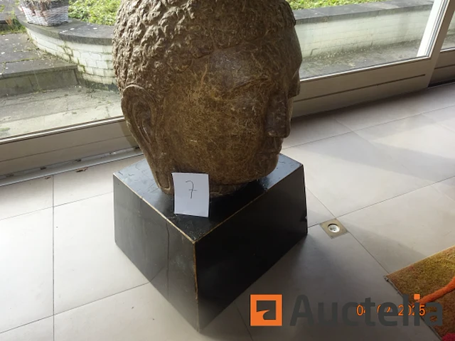 1 kunstwerk waarvan stenen boeddhahoofd op houten voet, +/- 200kg - hoofdhoogte 70cm, totale hoogte 1m10 - afbeelding 2 van  6