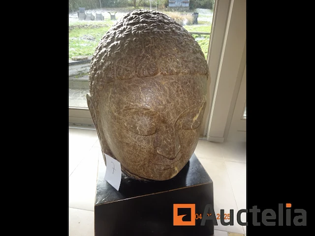 1 kunstwerk waarvan stenen boeddhahoofd op houten voet, +/- 200kg - hoofdhoogte 70cm, totale hoogte 1m10 - afbeelding 3 van  6