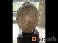 1 kunstwerk waarvan stenen boeddhahoofd op houten voet, +/- 200kg - hoofdhoogte 70cm, totale hoogte 1m10 - afbeelding 3 van  6