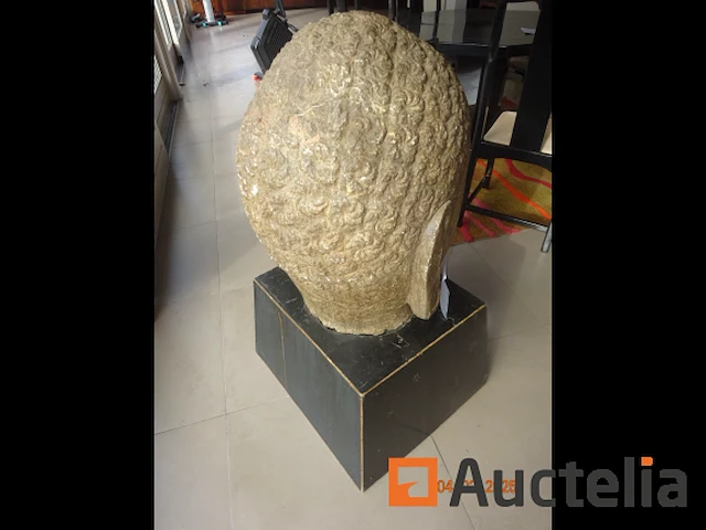 1 kunstwerk waarvan stenen boeddhahoofd op houten voet, +/- 200kg - hoofdhoogte 70cm, totale hoogte 1m10 - afbeelding 4 van  6
