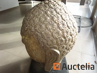 1 kunstwerk waarvan stenen boeddhahoofd op houten voet, +/- 200kg - hoofdhoogte 70cm, totale hoogte 1m10 - afbeelding 5 van  6