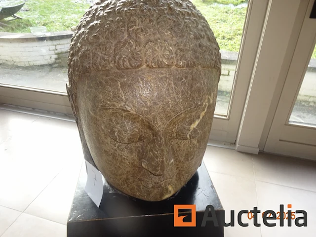 1 kunstwerk waarvan stenen boeddhahoofd op houten voet, +/- 200kg - hoofdhoogte 70cm, totale hoogte 1m10 - afbeelding 6 van  6