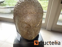1 kunstwerk waarvan stenen boeddhahoofd op houten voet, +/- 200kg - hoofdhoogte 70cm, totale hoogte 1m10 - afbeelding 6 van  6