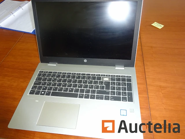 1 laptop met het opschrift gloned admin - afbeelding 1 van  1