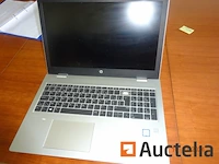 1 laptop met het opschrift gloned admin