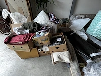 1 lot div tapijten, stoffen, linten ea - afbeelding 1 van  6