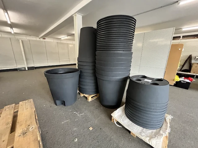 1 lot grote kunststof plantenbakken - afbeelding 1 van  4