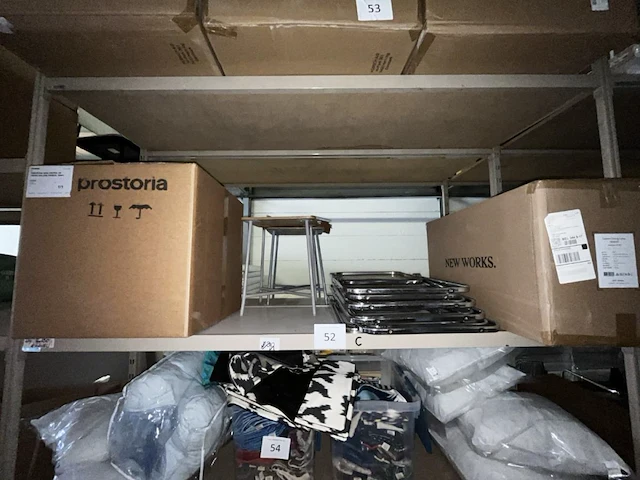 1 lot klapstoelen, lamp en tafel en krukken - afbeelding 1 van  6