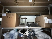 1 lot klapstoelen, lamp en tafel en krukken - afbeelding 1 van  6