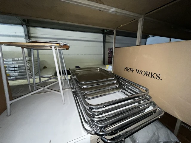 1 lot klapstoelen, lamp en tafel en krukken - afbeelding 2 van  6