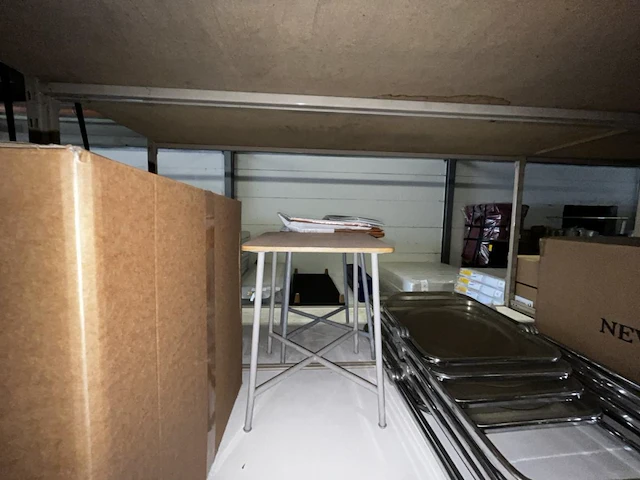 1 lot klapstoelen, lamp en tafel en krukken - afbeelding 3 van  6