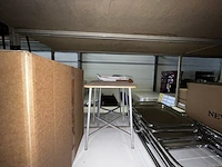 1 lot klapstoelen, lamp en tafel en krukken - afbeelding 3 van  6