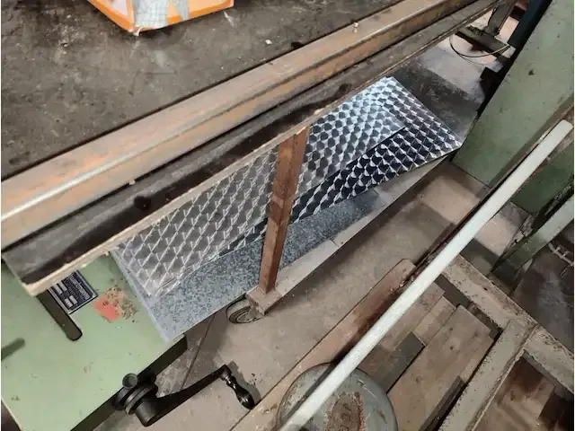 1 lot metalen werktafels - afbeelding 5 van  5