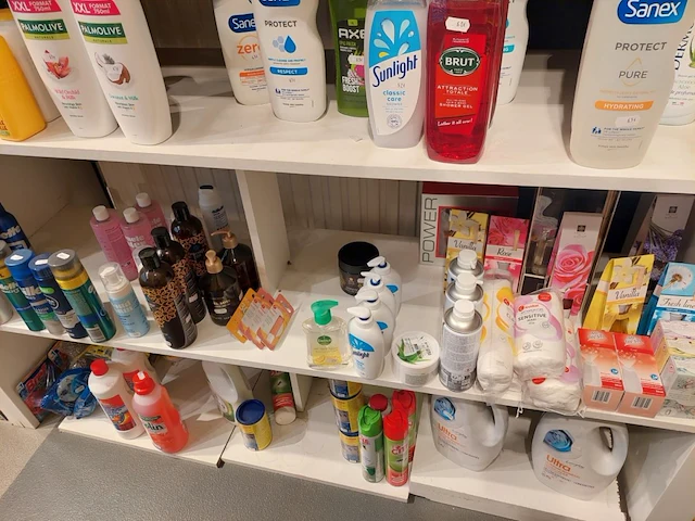 1 lot schoonmaakmiddelen + verzorgingsproducten - afbeelding 1 van  8