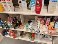1 lot schoonmaakmiddelen + verzorgingsproducten - afbeelding 1 van  8