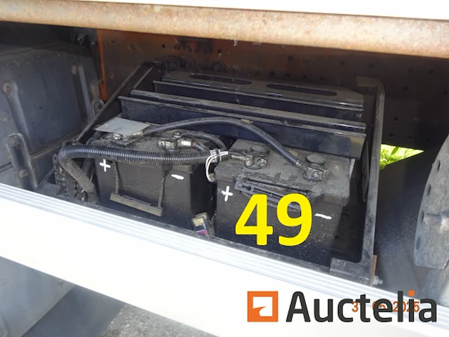 1 man vrachtwagen immat. 1gyg462, 1e inschrijving 02/06/2016, chassis 343950, 2 kentekenboekjes (thuis en voertuig), 1 identificatierapport. waarschuwing, voertuig niet getest vanwege batterijstoring, startte niet tijdens de expertise. een bezoek aan dit voertuig is aan te bevelen. - afbeelding 11 van  31