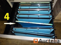 1 metalen kast met twee grijze lades - afbeelding 1 van  2