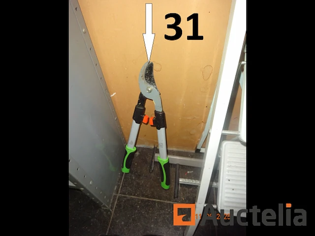 1 metalen ladder met drie treden in wit, 1 heggenschaar, 1 zeegma sledestofzuiger, 1 hoover sledestofzuiger, 2 metalen legborden +/- 220 hoog inclusief diverse producten, navulling voor tork apparaat, jerrycan, diverse onderhoudsproducten - afbeelding 1 van  9