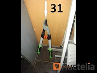 1 metalen ladder met drie treden in wit, 1 heggenschaar, 1 zeegma sledestofzuiger, 1 hoover sledestofzuiger, 2 metalen legborden +/- 220 hoog inclusief diverse producten, navulling voor tork apparaat, jerrycan, diverse onderhoudsproducten - afbeelding 1 van  9