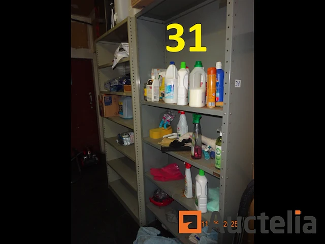 1 metalen ladder met drie treden in wit, 1 heggenschaar, 1 zeegma sledestofzuiger, 1 hoover sledestofzuiger, 2 metalen legborden +/- 220 hoog inclusief diverse producten, navulling voor tork apparaat, jerrycan, diverse onderhoudsproducten - afbeelding 2 van  9