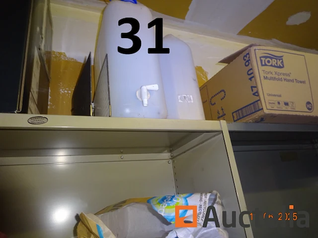1 metalen ladder met drie treden in wit, 1 heggenschaar, 1 zeegma sledestofzuiger, 1 hoover sledestofzuiger, 2 metalen legborden +/- 220 hoog inclusief diverse producten, navulling voor tork apparaat, jerrycan, diverse onderhoudsproducten - afbeelding 3 van  9