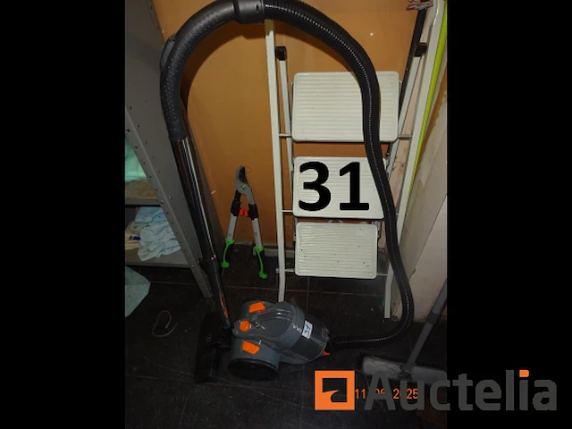 1 metalen ladder met drie treden in wit, 1 heggenschaar, 1 zeegma sledestofzuiger, 1 hoover sledestofzuiger, 2 metalen legborden +/- 220 hoog inclusief diverse producten, navulling voor tork apparaat, jerrycan, diverse onderhoudsproducten - afbeelding 4 van  9