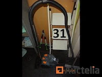 1 metalen ladder met drie treden in wit, 1 heggenschaar, 1 zeegma sledestofzuiger, 1 hoover sledestofzuiger, 2 metalen legborden +/- 220 hoog inclusief diverse producten, navulling voor tork apparaat, jerrycan, diverse onderhoudsproducten - afbeelding 4 van  9