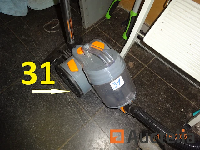1 metalen ladder met drie treden in wit, 1 heggenschaar, 1 zeegma sledestofzuiger, 1 hoover sledestofzuiger, 2 metalen legborden +/- 220 hoog inclusief diverse producten, navulling voor tork apparaat, jerrycan, diverse onderhoudsproducten - afbeelding 5 van  9