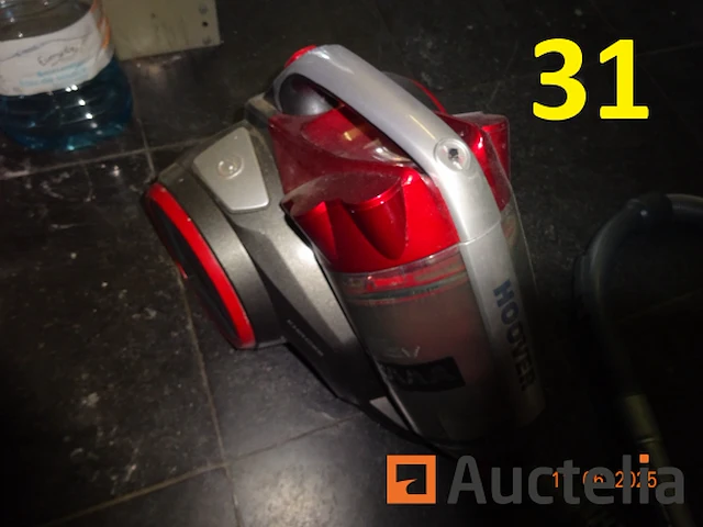 1 metalen ladder met drie treden in wit, 1 heggenschaar, 1 zeegma sledestofzuiger, 1 hoover sledestofzuiger, 2 metalen legborden +/- 220 hoog inclusief diverse producten, navulling voor tork apparaat, jerrycan, diverse onderhoudsproducten - afbeelding 6 van  9