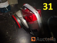 1 metalen ladder met drie treden in wit, 1 heggenschaar, 1 zeegma sledestofzuiger, 1 hoover sledestofzuiger, 2 metalen legborden +/- 220 hoog inclusief diverse producten, navulling voor tork apparaat, jerrycan, diverse onderhoudsproducten - afbeelding 6 van  9