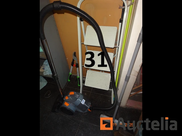 1 metalen ladder met drie treden in wit, 1 heggenschaar, 1 zeegma sledestofzuiger, 1 hoover sledestofzuiger, 2 metalen legborden +/- 220 hoog inclusief diverse producten, navulling voor tork apparaat, jerrycan, diverse onderhoudsproducten - afbeelding 8 van  9