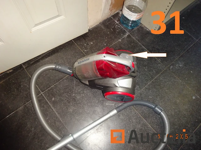 1 metalen ladder met drie treden in wit, 1 heggenschaar, 1 zeegma sledestofzuiger, 1 hoover sledestofzuiger, 2 metalen legborden +/- 220 hoog inclusief diverse producten, navulling voor tork apparaat, jerrycan, diverse onderhoudsproducten - afbeelding 9 van  9