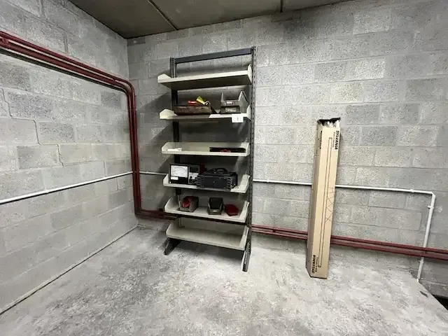 1 metalen rek met inhoud - afbeelding 1 van  5