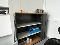 1 metalen rolluikkast met inhoud