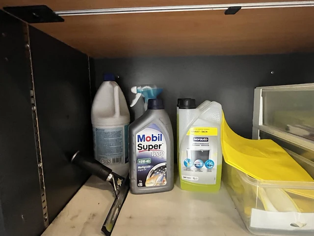 1 metalen rolluikkast met inhoud - afbeelding 2 van  6