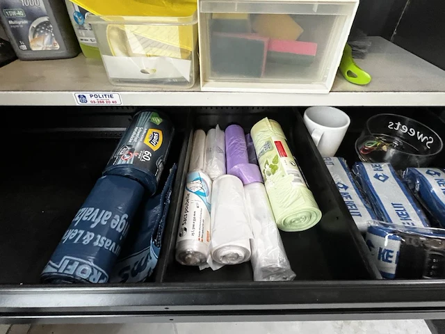 1 metalen rolluikkast met inhoud - afbeelding 3 van  6