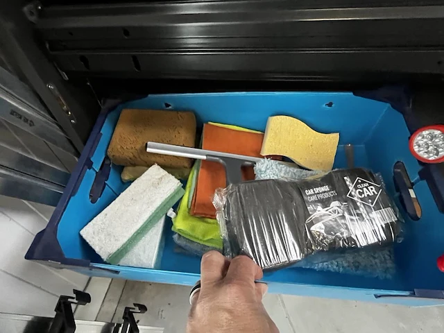 1 metalen rolluikkast met inhoud - afbeelding 4 van  6