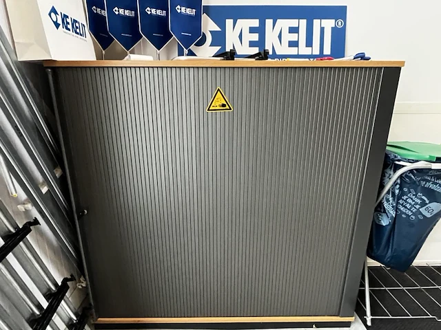 1 metalen rolluikkast met inhoud - afbeelding 6 van  6