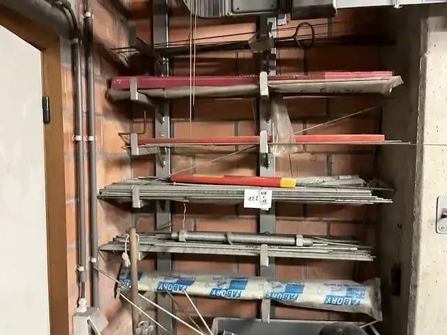 1 metalen wandrek inh div betonijzer en lasbagetten - afbeelding 1 van  6