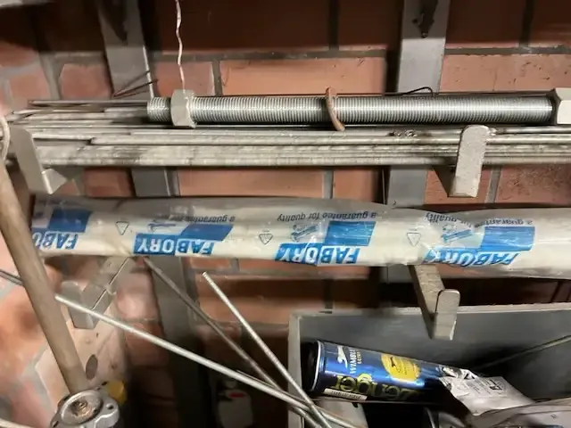 1 metalen wandrek inh div betonijzer en lasbagetten - afbeelding 2 van  6