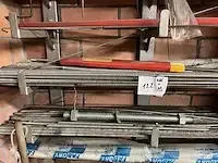 1 metalen wandrek inh div betonijzer en lasbagetten - afbeelding 3 van  6